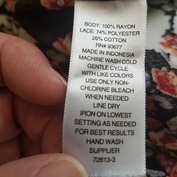 π Host Pick π A.N.A. Floral Crochet Top - Picture 6 of 6